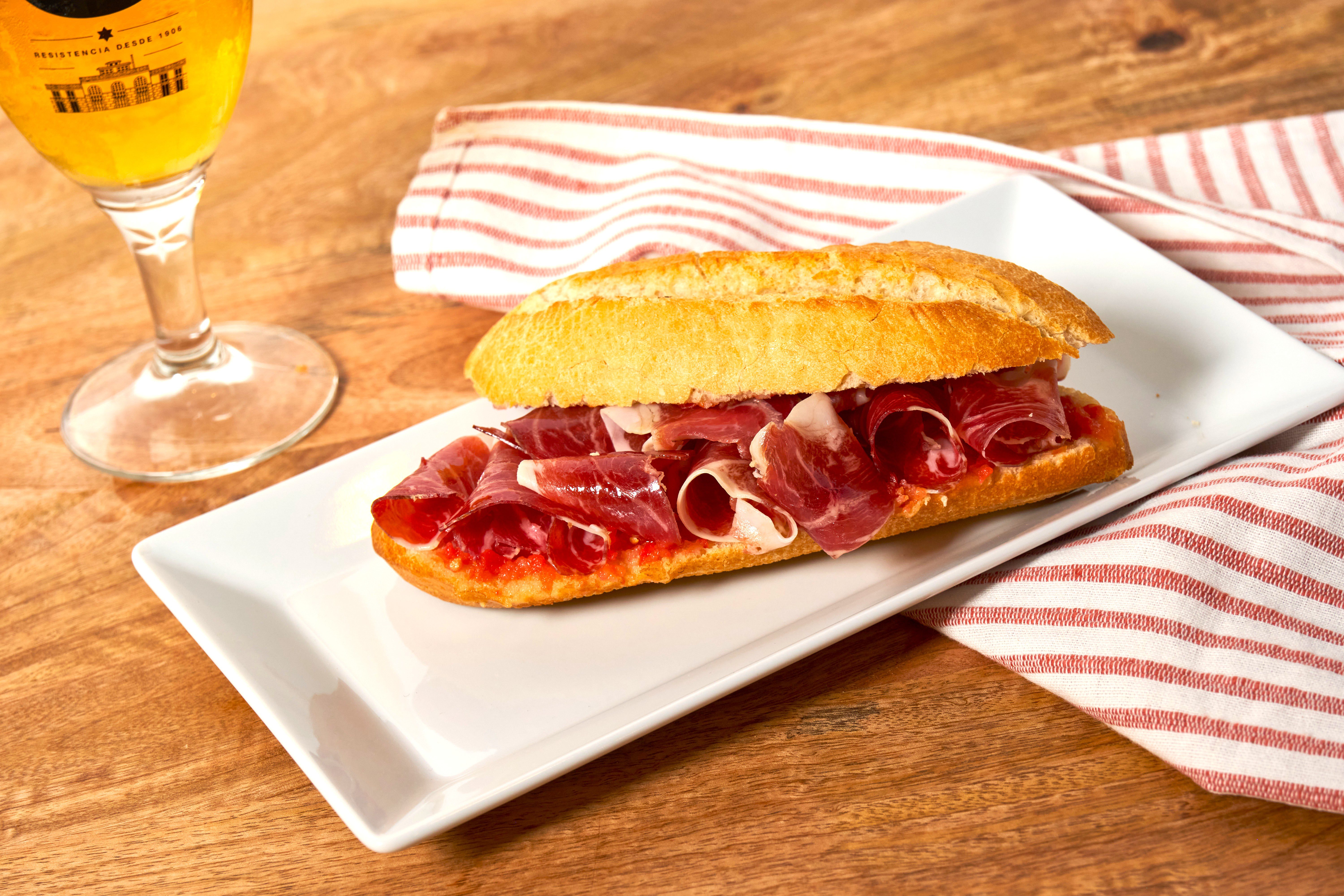 Big Pig con jamón ibérico, tomate y pan crujiente