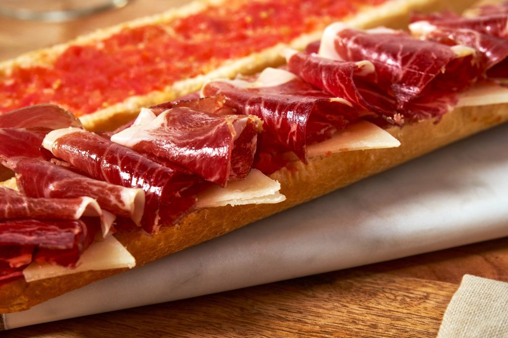 Bocadillo de jamon iberico y queso manchego